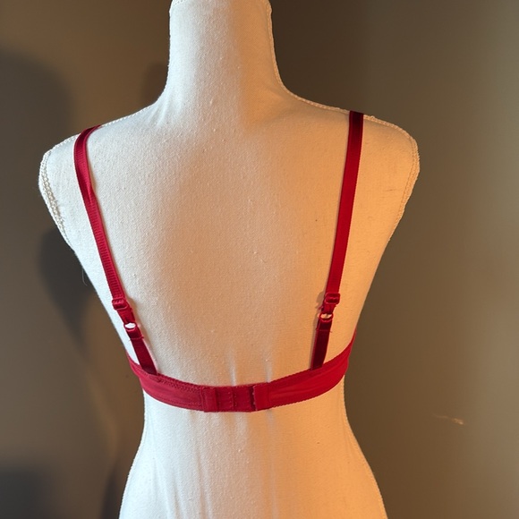 Wonderbra size 34B. Barely worn. - Picture 2 of 4